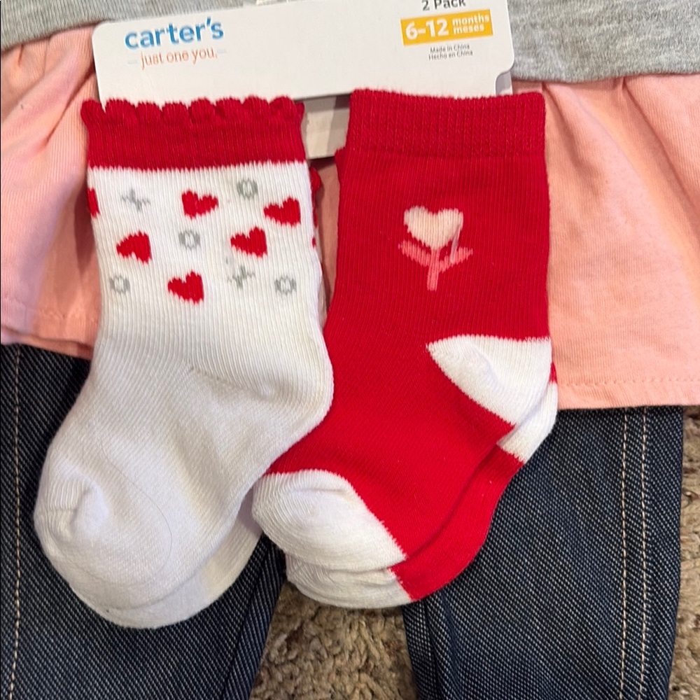 Carter's Super Cute Baby Outfit with Socks - Picture 5 of 5